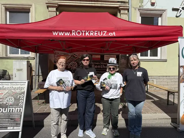 Auch das Team vom Straßentheater Stockerau war mit dabei und verteilte Flyer für die diesjährigen Vorstellungen | Foto: Lea Wohlmannstetter
