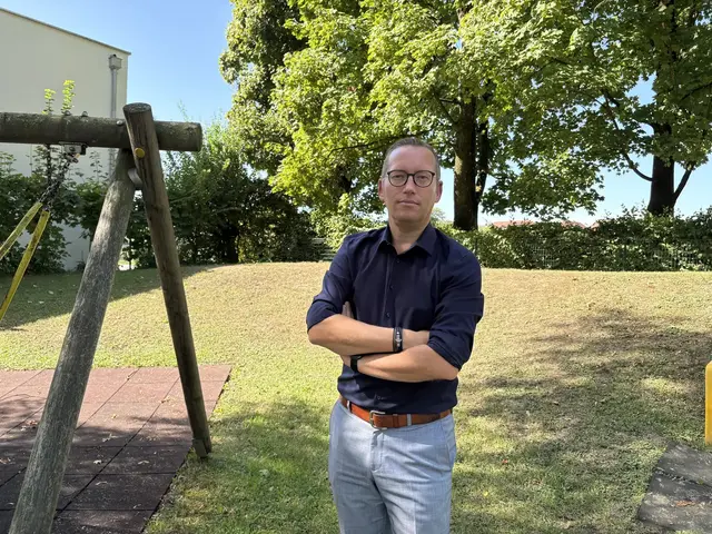 Bürgermeister Georg Djundja im Gespräch mit MeinBezirk in Oberndorf bei Salzburg. | Foto: Emanuel Hasenauer