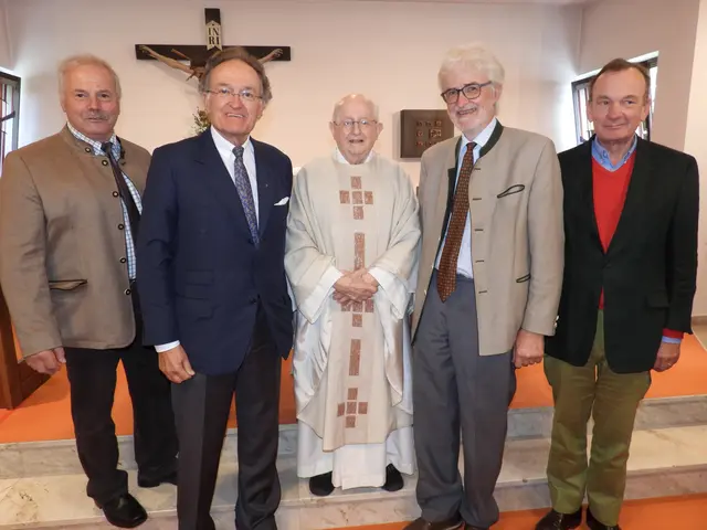 Franz Furtlehner, Leonhard Helbich-Poschacher, Karl Michael Wögerer, Anton Helbich-Poschacher, Franz Helbich. Beim "doppelten" Kirchweih-Jubiläum in Gloxwald wurden viele Erinnerungen wach. | Foto: Robert Zinterhof