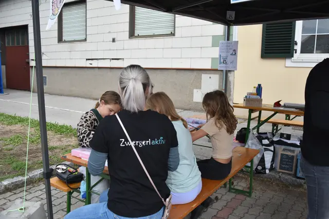 Verein Zwergerlaktiv bastelte den ganzen Tag mit kreativen Köpfen | Foto: Julia Lirsch / MeinBezirk