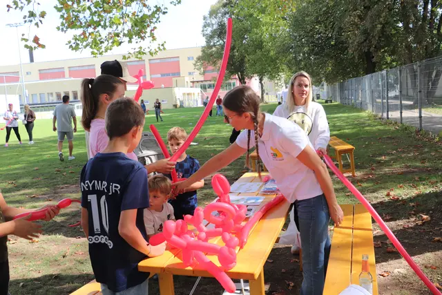 Zehn Stationen sorgten für Spiel und Spaß, wie hier beim Luttballon-Knoten. | Foto: Edith Ertl