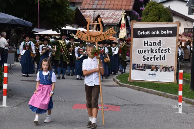 Am Sonntag gehörte die große Bühne dann dem Brauchtum. Der Festzug setzte sich begleitete von mehreren Musikkapellen durch die Seefelder Fußgängerzone in Bewegung. Rund 800 bis 900 Teilnehmer – Trachtenvereine und Gruppen aus der Region – präsentierten die Vielfalt der Tiroler Tracht und des regionalen Brauchtums. | Foto: Georg Larcher / MeinBezirk