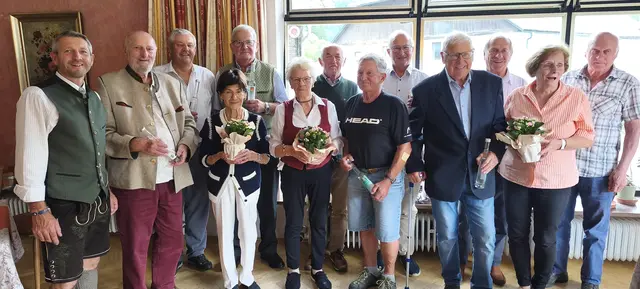 Bild v.l.n.r.: Bgm. Johannes Rauter, Erwin Taube (80), Friedrich Hubmann (75), Hannelore Fritz (85), Raimund Pertl (75), Cäcilia Balesic (90), Johann Hartenberger (80), Siegfried Brand (75), Franz Hörbinger (75), Hermann Prodinger (80), Franz Pfarrkirchner (75), Annemarie Tockner (75), Richard Jölly (80) | Foto: Rauter