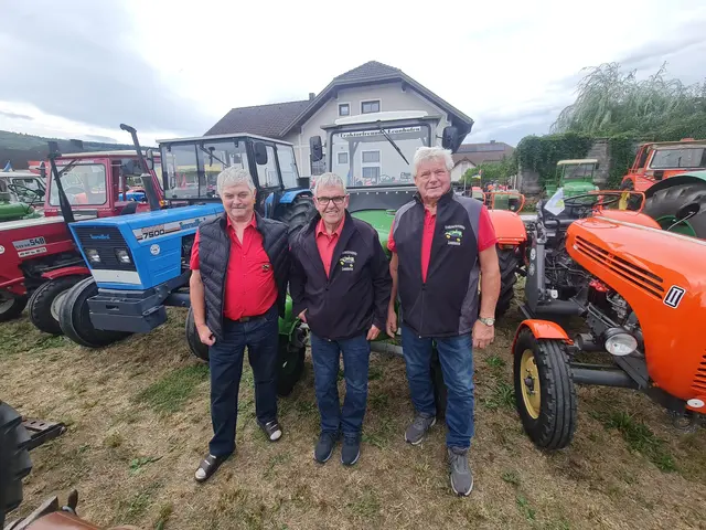 Karl Kastenberger, Josef Schraml und Heinz Kern von den Traktorfreunden Leonhofen waren beim großen Oldtimertreffen in Hofstetten-Grünau mit dabei. Die Gemeinschaft zählt rund 40 Mitglieder aus drei Ortschaften und ist regelmäßig bei Treffen und Festen in der Region unterwegs. Dabei stehen vor allem die Gemeinschaft, das gemeinsame Interesse an alten Traktoren und das Miteinander im Mittelpunkt. | Foto: Cornelia Strobl 