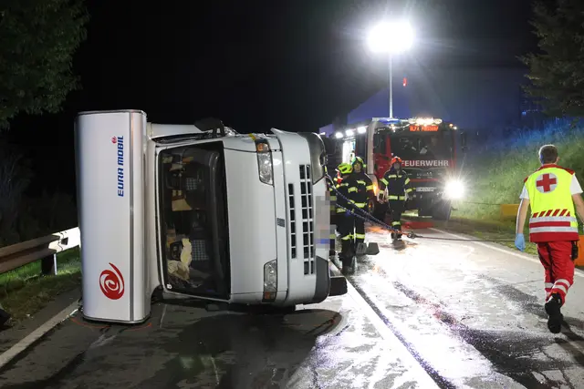 Die B145 Salzkammergutstraße war im Bereich der Unfallstelle für etwa zwei Stunden gesperrt. Die Feuerwehr leitete den Verkehr örtlich um. | Foto: laumat/Matthias Lauber