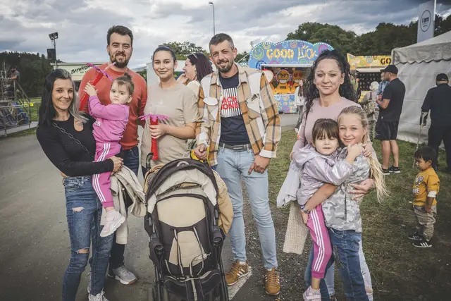 Zahlreiche Besucherinnen und Besucher nutzten den Familiennachmittag im Vergnügungspark für Runden im Karussell und vergnügte Stunden mit den Kleinsten.
 | Foto: Klaus Pressberger