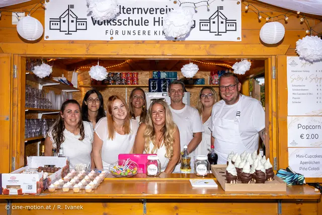 Hüttenbetrieb vom Elternverein der Volksschule mit Jennifer Schneider, Manuela Kehr (hintere Reihe)und Obmann Christian Hörhager. | Foto: cine-motion.at / R. Ivanek