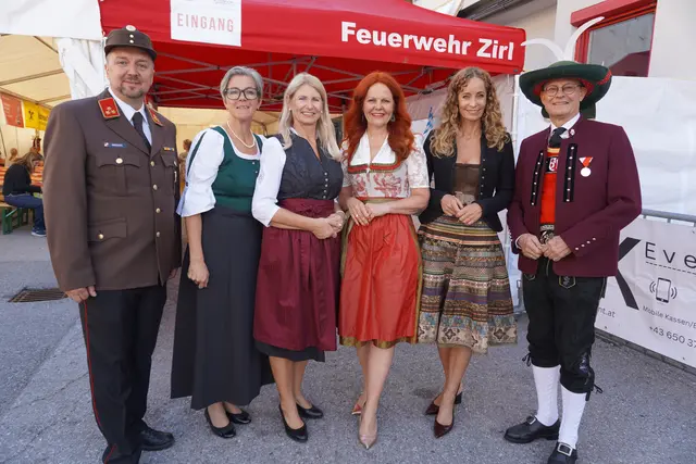 Zirler Bürgermeister Thomas Öfner (re.), LAbg. und Vize-Bgm.in Iris Zangerl-Walser (3.v.l) sowie die Landesrätinnen Cornelia Hagele (4.v.l.) und Eva Pawlata (5.v.l.) und Bezirkshauptfrau Kathrin Eberle (2.v.l.) gratulierten der Freiwilligen Feuerwehr Zirl unter Kommandant Florian Prosch (li.) zum Jubiläum. | Foto: Georg Larcher / MeinBezirk