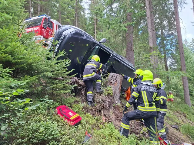 Der Autofahrer war am Aichberg im Scheibsgraben von der Straße gerutscht, ein Baumstamm hinderte das Auto vor einem weiteren Absturz. | Foto: FF Wartberg