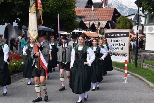 Am Sonntag gehörte die große Bühne dann dem Brauchtum. Nach der Messe setzte sich der Festzug durch die Seefelder Fußgängerzone in Bewegung. Rund 800 bis 900 Teilnehmer – Trachtenvereine und Gruppen aus der Region – präsentierten die Vielfalt der Tiroler Tracht und des regionalen Brauchtums. | Foto: Georg Larcher / MeinBezirk