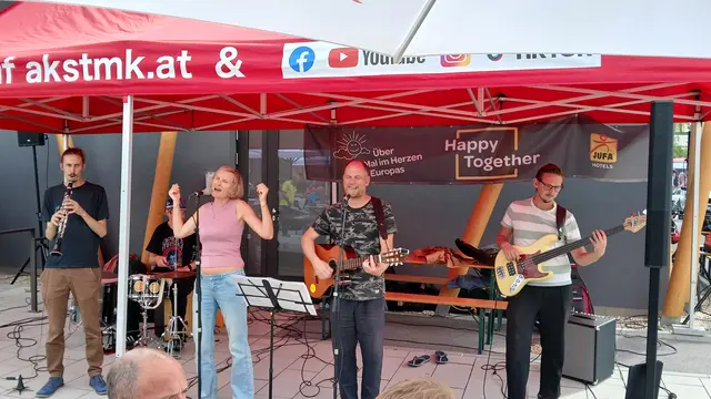 Pandoras kleine Schwester sorgten für die Musik vor dem JUFA Hotel in Weiz. | Foto: Josef Hofmüller