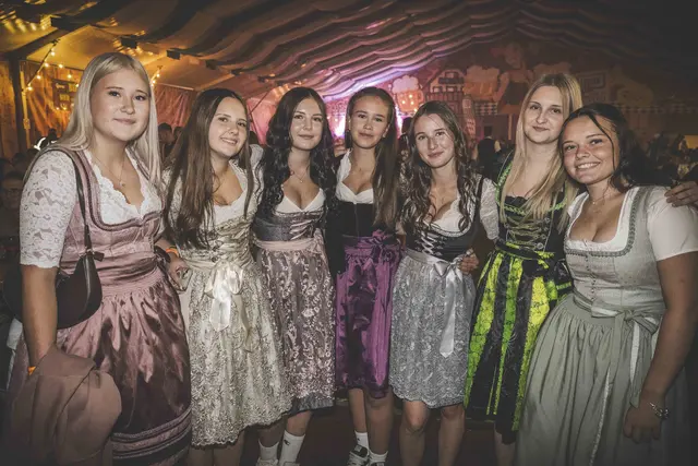 In Tracht fesch unterwegs: Besucherinnen in Feierlaune. | Foto: Klaus Pressberger