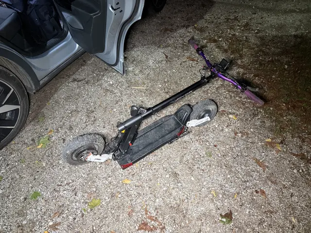 Ein 15-Jähriger kam in Kufstein mit seinem E-Scooter vom Weg ab und stürzte in einen trockenen Wasserkanal.  | Foto: Zoom.Tirol