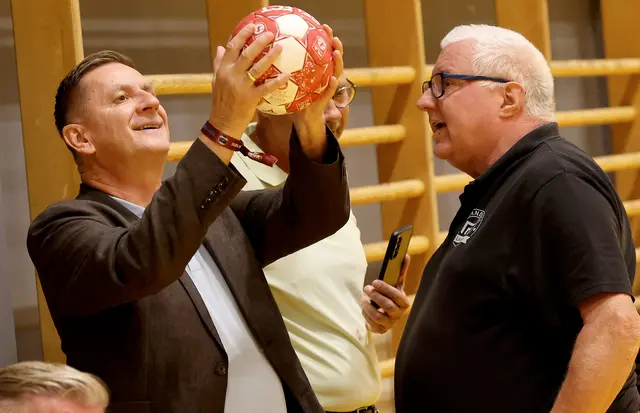 Der Ball klebt: Der Leobener Bürgermeister Kurt Wallner mit Claus Hödl, Präsident der Handball Sportunion Leoben | Foto: GEPA pictures/Hans Oberländer