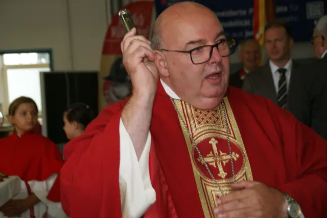 Stadtpfarrer Kanonikus Franz Brei segnete die Mitglieder der Stadtfeuerwehr und deren Gäste. | Foto: Anna Maria Kaufmann