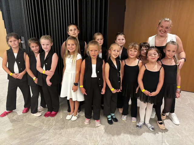 Berührende Auftritte: Die Kindertanzgruppe OnBeat aus St. Martin an der Raab mit Tanzlehrerin Viktoria Niederer durften sich mit den Musicalstars die Bühne teilen.  | Foto: Elisabeth Kloiber/MeinBezirk