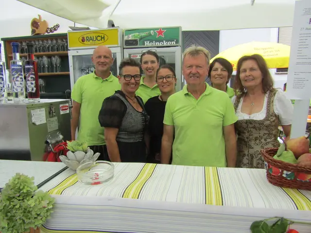 Kurt Löffler (vorne in der Mitte) und Mitarbeiter
