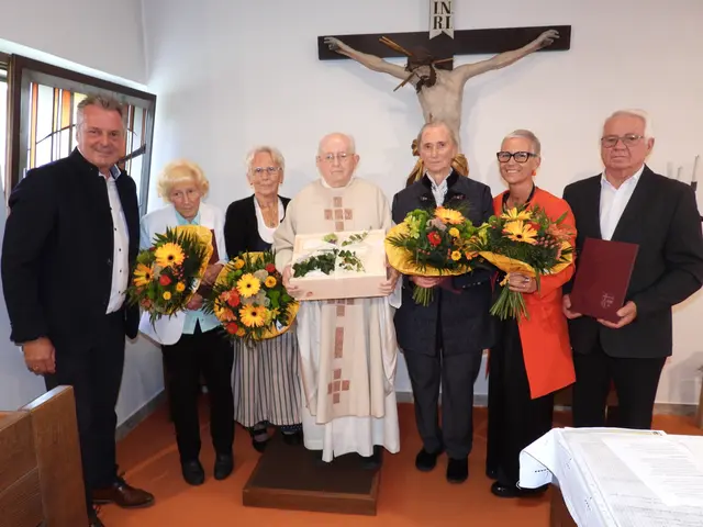 Beim "doppelten" Kirchweih-Jubiläum in Gloxwald wurden viele Erinnerungen wach. Ehrungen: Andreas Lindenhofer, Marianne Hessl, Marianne Haag, Pfarrer Karl Michael Wögerer, Anna Freinschlag, Katharina Lindenhofer-Pilz, Adolf Spiegl.  | Foto: Robert Zinterhof
