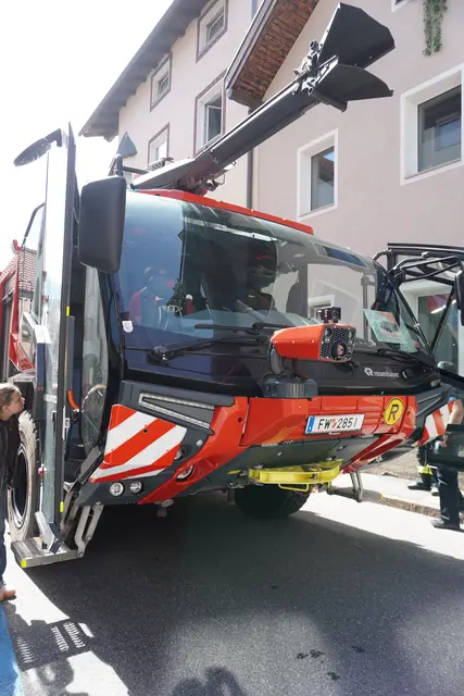 Ein außergewöhnlicher Gast bei der Fahrzeugschau: Dank einer Sondergenehmigung wurde ein Pandur vom Flughafen Innsbruck zur Präsentation nach Zirl gebracht. | Foto: Georg Larcher / MeinBezirk
