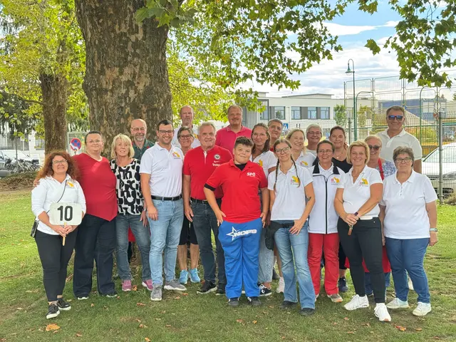 Stephan Scheifinger und Bgm. Manfred Komericky (4.u.5.v.li) sorgten mit SP-Mitgliedern für ein fröhliches Spiele-Familienfest in Kalsdorf. | Foto: privat