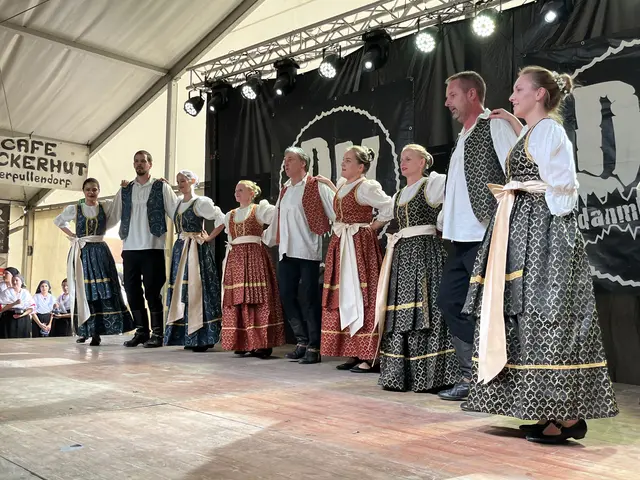 Die Tänzerinnen und Tänzer aus Prisika/Peresznye in Ungarn brachten eine tolle Choreografie mit. | Foto: Gesa Buzanich