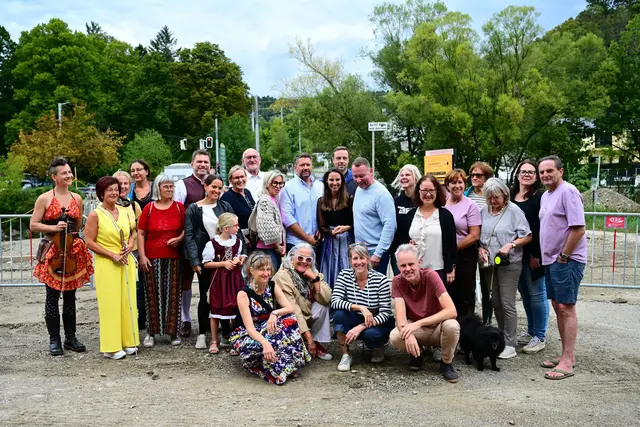 Gruppenbild mit Kultur: Veranstalterteam (vorne: Clio Giséla Hollborn, Christine Foetsch, Nadja Buechler und Lukas Haselböck) mit Künstlerinnen und Künstlern und Lokalpolitik bei der Eröffnung des "Art Walks". | Foto: Bernhard Baumgartner