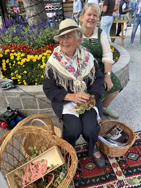 Ein vertrautes Gesicht beim Seefelder Handwerksfest sind auch Leni Prast und ihre Tochter Sybille aus Telfs. Seit vielen Jahren gehören die beiden mit ihrem Stand zu den Fixpunkten der Veranstaltung.  | Foto: Georg Larcher / MeinBezirk