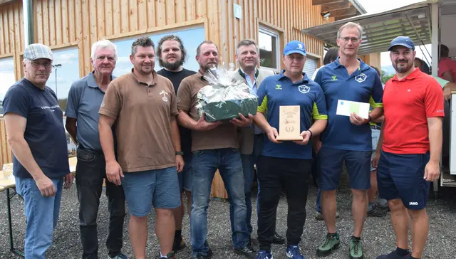 Die Siegermannschaft ESV Zeierling I freute sich auf  den 1. Platz  | Foto: MeinBezirk/Josef Strohmeier