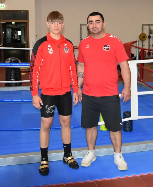 Thiago Koller (SVS Schwechat) mit Bundestrainer Sargis Martirosjan

Foto: Conny Högg