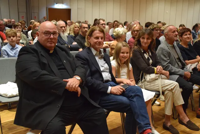 Jennersdorfs Stadtpfarrer Franz Brei kam auch zum Musical-Abend in Fürstenfeld vorbei.  | Foto: Elisabeth Kloiber/MeinBezirk
