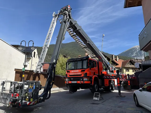 Bei zahlreichen Vorführungen konnten die Besucherinnen und Besucher erleben, wie moderne Feuerwehrtechnik funktioniert und welche Aufgaben die Einsatzkräfte im Ernstfall bewältigen. | Foto: Georg Larcher / MeinBezirk