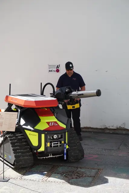 Bei zahlreichen Vorführungen konnten die Besucherinnen und Besucher erleben, wie moderne Feuerwehrtechnik funktioniert und welche Aufgaben die Einsatzkräfte im Ernstfall bewältigen. | Foto: Georg Larcher / MeinBezirk