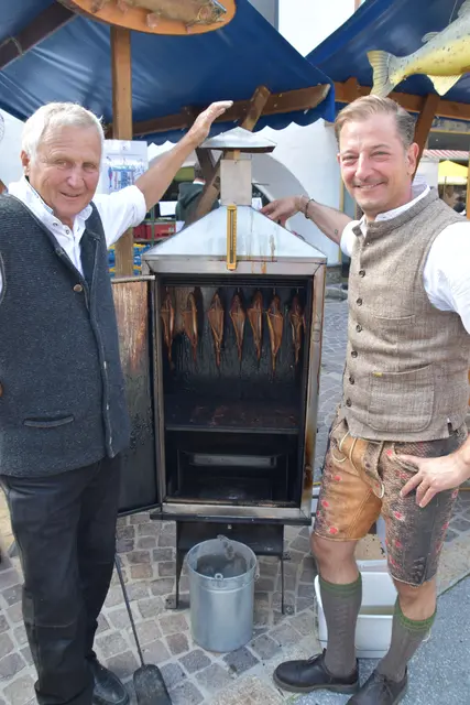 Geräucherte Forellen boten Sepp Kleißl und Alois Seyrling vor dem Hotel Klosterbräu: Die Fische werden zunächst mehrere Stunden in einer Lake mit unter anderem Lorbeer, Holunder, Zucker und Salz eingelegt. Danach werden sie getrocknet und über Nacht aufgehängt. Im Selchofen folgt schließlich bei rund 65 Grad über etwa zwei Stunden der Räuchervorgang. Buchenholz und Wacholder sorgen dabei für die typische Farbe und den besonderen Geschmack. | Foto: Georg Larcher / MeinBezirk