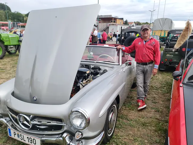 Franz Guttenbrunner präsentierte beim Oldtimertreffen seinen Mercedes 190 SL, den er seit zehn Jahren besitzt. Als Mechaniker kennt er sich bestens mit seinem Klassiker aus und kann viele Arbeiten am Fahrzeug selbst erledigen. Bei passendem Wetter ist der Oldtimer auch heute noch gerne bei Ausfahrten unterwegs. | Foto: Cornelia Strobl 