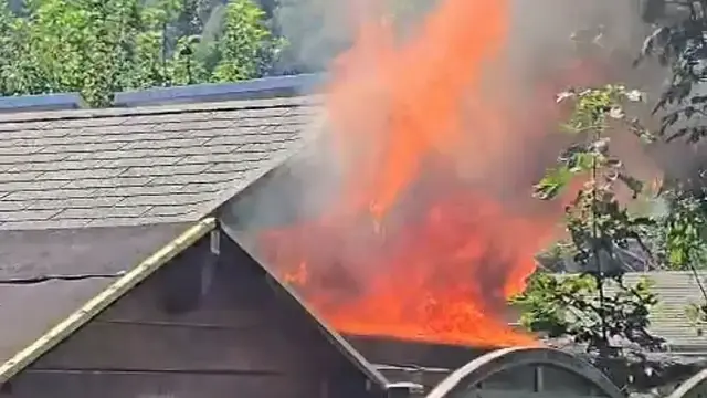 Die Gartenhütte stand in Vollbrand. | Foto: FF-Bischofshofen