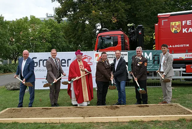 Spatenstich für den Zubau des Feuerwehrhauses: Von links: Bürgermeister Reinhard Deutsch, LTA Fabio Halb, Kanonikus Franz Brei, Bauunternehmer Christoph Hirczy, Landesfeuerwehr-Stellvertreter Martin Reidl und Bezirkshauptmann Harald Dunkl. | Foto: Anna Maria Kaufmann