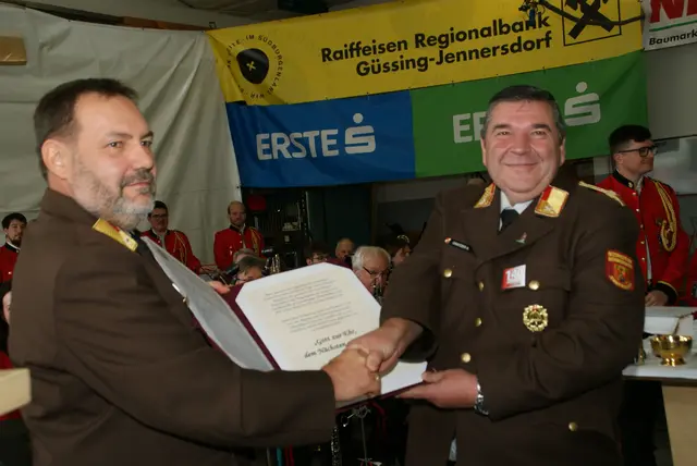 Historische Urkunde der Stadtfeuerwehr Jennersdorf. Franz Brenner überreicht das Dokument an Alfre.d Gratzer. | Foto: Anna Maria Kaufmann