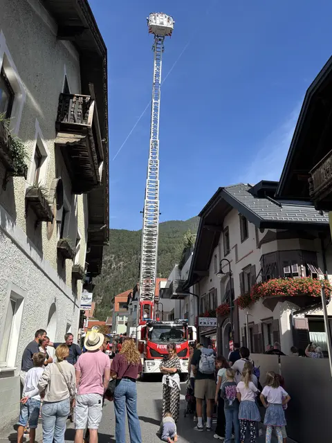 Hoch hinaus ging es bei der großen Feuerwehrschau: Ein rund 42 Meter hoher Kran aus Kufstein war einer der besonderen Hingucker beim Jubiläumsfest in Zirl. | Foto: Georg Larcher / MeinBezirk