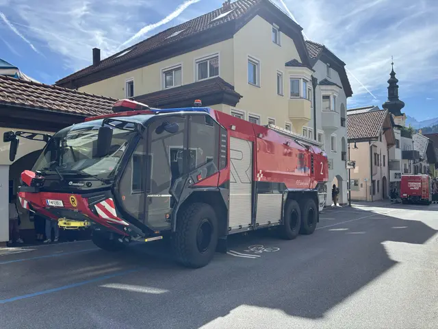 Ein außergewöhnlicher Gast bei der Fahrzeugschau: Dank einer Sondergenehmigung wurde das Flughafenlöschfahrzeug Panther nach Zirl gebracht. | Foto: Georg Larcher / MeinBezirk
