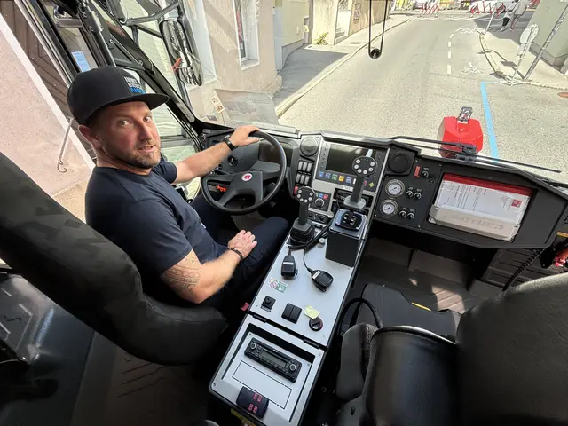 Blick ins "Cockpit" des Panther, den Fahrer Manuel vom Flughafen Innsbruck zur großen Schau nach Zirl brachte. | Foto: Georg Larcher / MeinBezirk