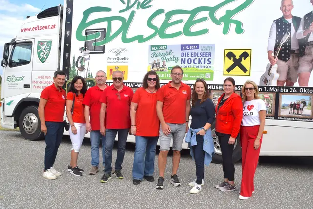 Gingen auf Wanderschaft: Christian Illedits, Cornelia Kedl-Oswald, Roland Gradwohl, Bürgermeister Kurt Wagner, Michaela Riederer, LAbg. Jürgen Dolesch, Susanne Windhaber, Sandra Kirisits und Tanja Illedits | Foto: Elisabeth Kloiber/MeinBezirk