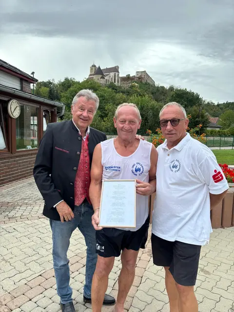 Bürgermeister Martin Falk und Badereferent Josef Wiesinger sagen Danke: Für 24 Jahre Einsatz, Engagement und unzählige Stunden im Sport- und Erlebnisbad Gars am Kamp. Die Marktgemeinde Gars und das gesamte Team sind Erich Jungwirth für seine langjährige, verlässliche Arbeit unendlich dankbar. | Foto: Manuela Danzinger