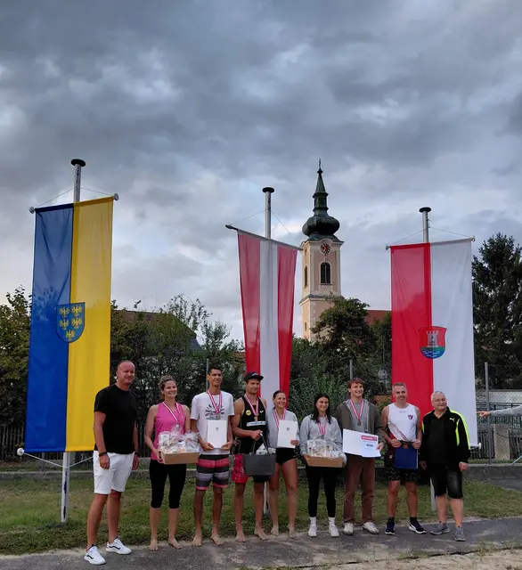 Siegerehrung (v.l.n.r.): Admir MEHMEDOVIC (Sportstadtrat der Stadtgemeinde Traismauer), Julia HORVATH (Vizestaatsmeisterin), Gernot SZÜSZ (Vizestaatsmeister), Paul ZSCHIESCHANG (Staatsmeister), Alexandra LINDNER (Staatsmeisterin), Sofia TIEFENBACHER (Drittplatzierte), David HRADECSNI (Drittplatzierter), Günter FAHRNBERGER (Leiter des Volleyballvereins Traismauer „Wild Tigers“), Thomas WOISETSCHLÄGER (Vizebürgermeister der Stadtgemeinde Traismauer) | Foto: Volleyballverein Traismauer "Wild Tigers"