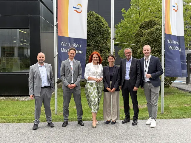 Landesrätin Cornelia Hagele und Wirtschaftsbund Bezirksobmann Manfred Hautz besuchen Novartis v.l.n.r.: Uwe Demelbauer, Markus Hofer, Landesrätin Cornelia Hagele, Katharina Malaschofsky. | Foto: Wirtschaftsbund Tirol