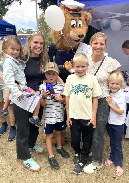 Josephina, Katharina und Matthias Wonisch mit Leo, Daniela und Hanna Alfons fanden den Blaulichttag "einfach spektakulär". | Foto: Sandra Löchinger