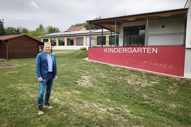 Inzenhofs Bürgermeister Jürgen Schabhüttl ist stolz auf das Bildungsangebot in seiner Gemeinde.  | Foto: Gemeinde Inzenhof