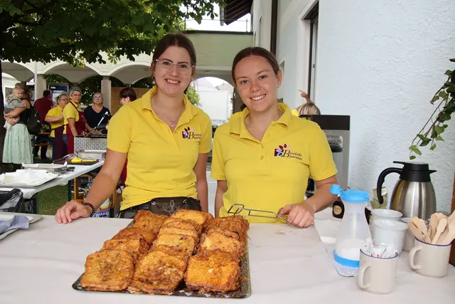 Pofesen und mehr gab es bei den Bäuerinnen Marlene und Astrid.