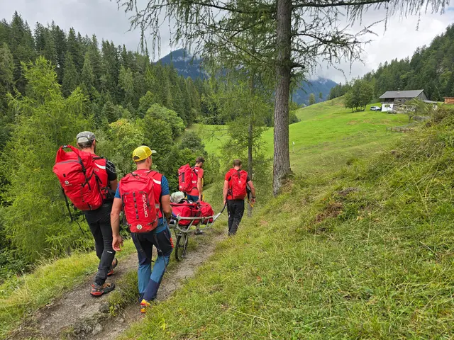 Sieben Mitglieder der Bergrettung Scheffau/Söllandl waren bei der Bergung der verletzten Wanderin im Einsatz. | Foto: Zoom. Tirol