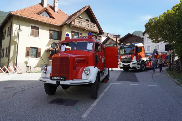 Feuerwehrgeschichte zum Anfassen: Entlang der Kirchstraße wurden historische Fahrzeuge und Gerätschaften präsentiert und teilweise auch bei Vorführungen in Aktion gezeigt. | Foto: Georg Larcher / MeinBezirk