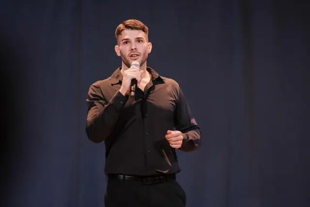 Dennis Zinner ist Gastgeber des Abends und präsentiert Auszüge aus seinem ersten Comedy-Programm zum Besten.  | Foto: Dizzy Comedy Club